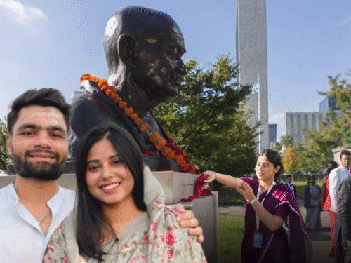 अमेरिका में प्रिया सरोज का बैंगनी साड़ी में देसी लुक:सांसद इकरा हसन बोलीं- गजब की सुंदरता है; क्रिकेटर रिंकू से 4 दिसंबर को शादी