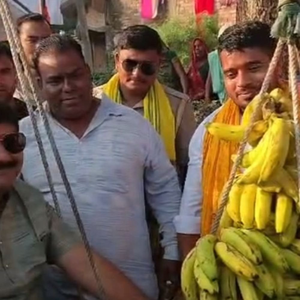 मिल्कीपुर में केले से तौले गए पूर्व विधायक बाबा गोरखनाथ:कहा- मैंने मान लिया है कि हमारा टिकट हो गया