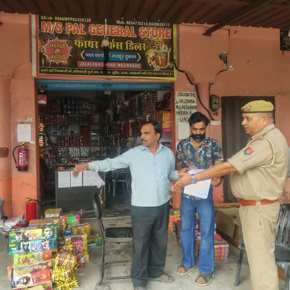 दीपावली को लेकर अलर्ट फायर ब्रिगेड:पटाखा गोदामों व दुकानों की चेकिंग, कारोबारियों को सख्त निर्देश