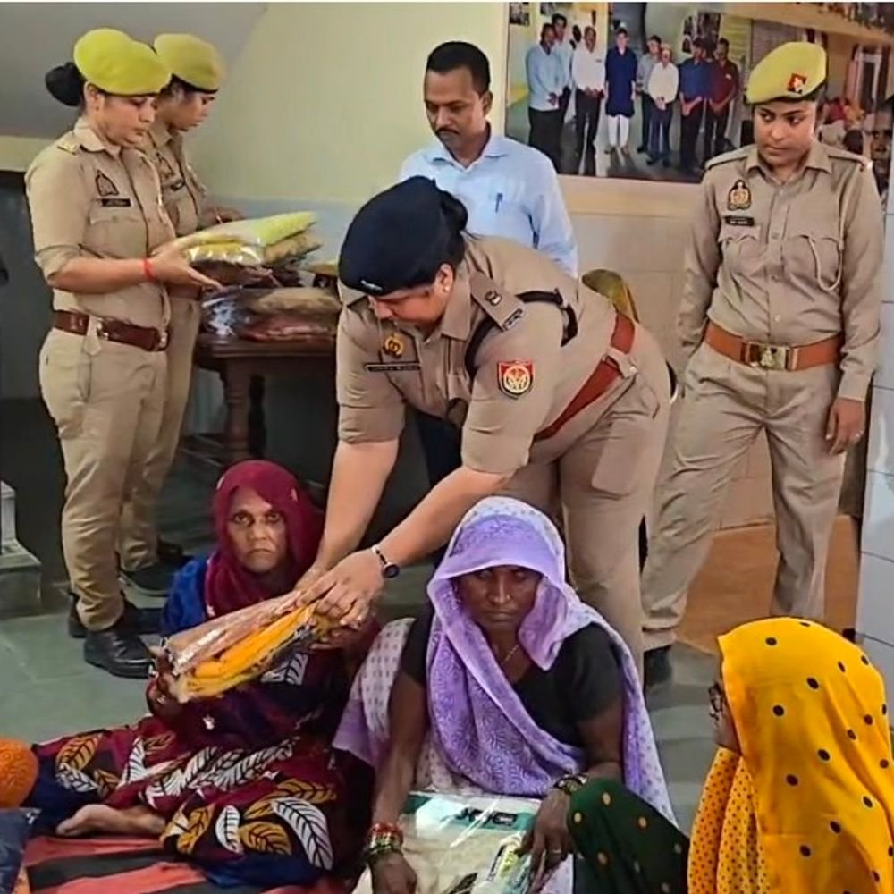 वृद्धाश्रम मेंASP नें बुजुर्गों से बातचीत कर जानीं समस्याएं:कौशांबी में सामान बांटकर लिया आशीर्वाद, दादा-दादी निवास में हुआ जागरूकता कार्यक्रम