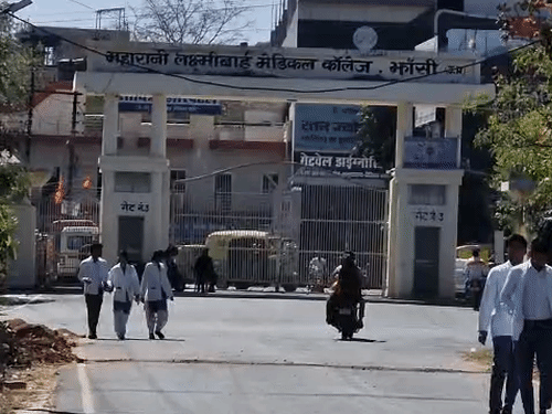 झांसी में MBBS छात्रा के सामने न्यूड हुआ युवक:स्कूटी से पीछा करते हुए क्लास तक पहुंचा, गर्ल्स हॉस्टल के पास भी अश्लील हरकतें कीं