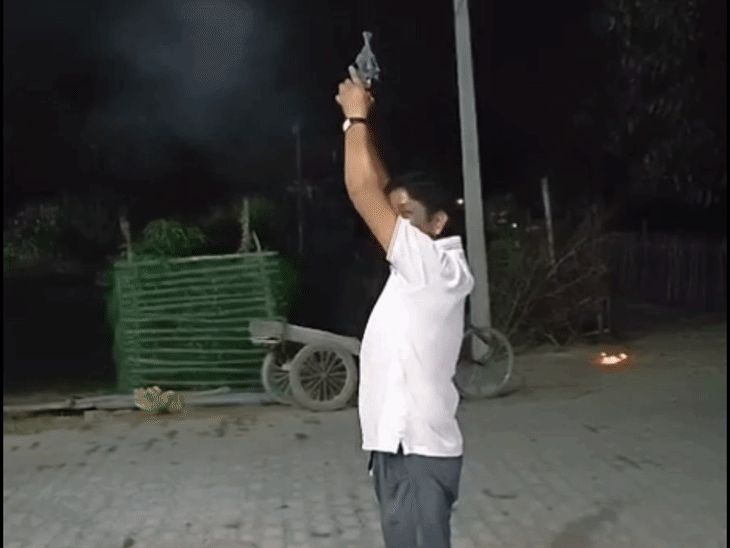 प्रधान और पत्नी ने लाइसेंसी रिवॉल्वर से की फायरिंग, VIDEO:बच्चों के हाथों में भी रिवॉल्वर थमाया, पुलिस बोली- कार्रवाई होगी