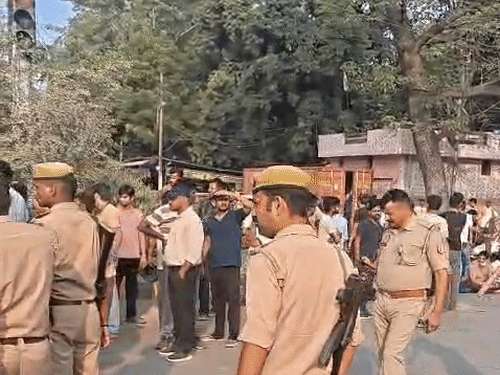 एक तरफ वकील दूसरी तरफ जूनियर डॉक्टरों का प्रदर्शन:एक घंटे तक मेडिकल चौराहे पर दिया धरना, सुरक्षा की मांग की