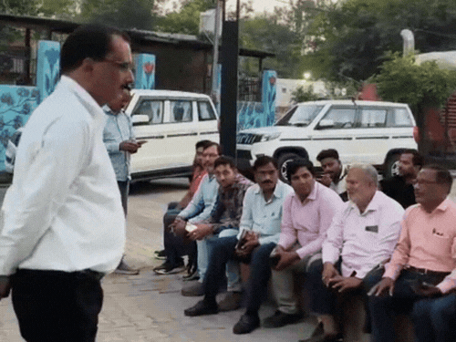 मुरादाबाद में कैंप ऑफिस पर धरने पर बैठे BJP पार्षद:कहा-नगर निगम में पार्षदों का सम्मान नहीं तो पब्लिक का क्या हाल होगा